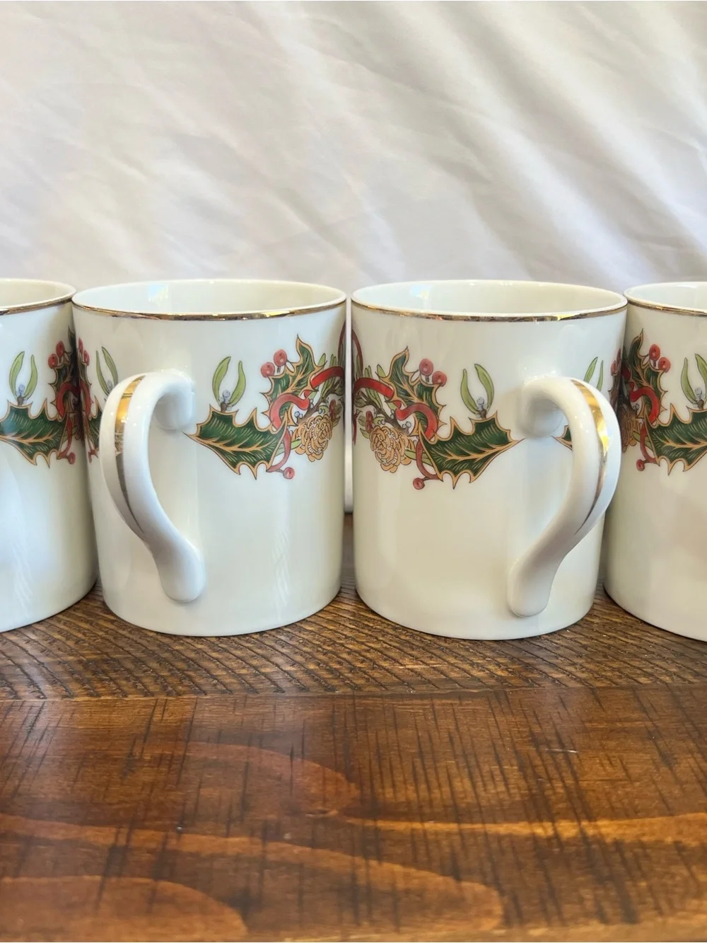 Andrea by Sadek Christmas Garland Holly Berries Gild Rim 4 8oz Coffee Mugs